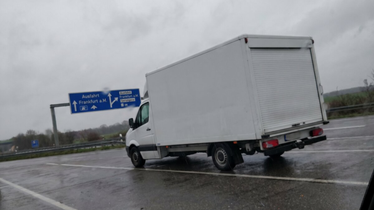 Weißer Kastenwagen an einer Raststätte Richtung Frankfurt