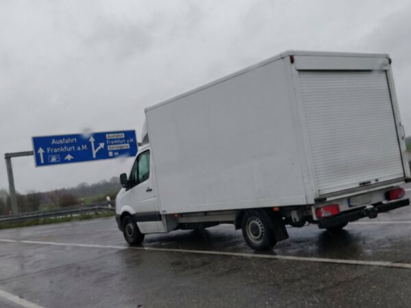 Weißer Kastenwagen an einer Raststätte Richtung Frankfurt