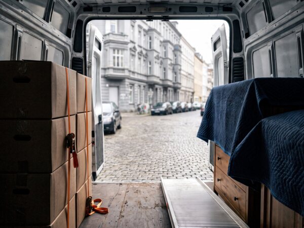 Blick aus dem beladenen Transporter auf eine Kopfsteinpflasterstraße