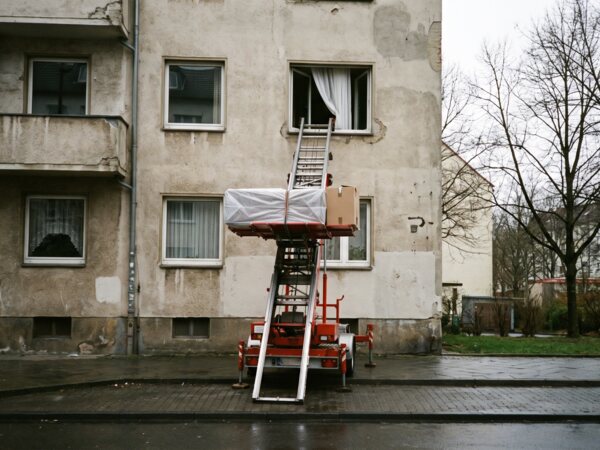 Möbellift bringt eine Matratze zum Fenster im dritten Stock
